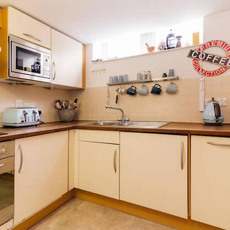 Central 2-Bed, 2-Bath Sanctuary Near Holborn Station, Covent Garden & West End Londen Buitenkant foto